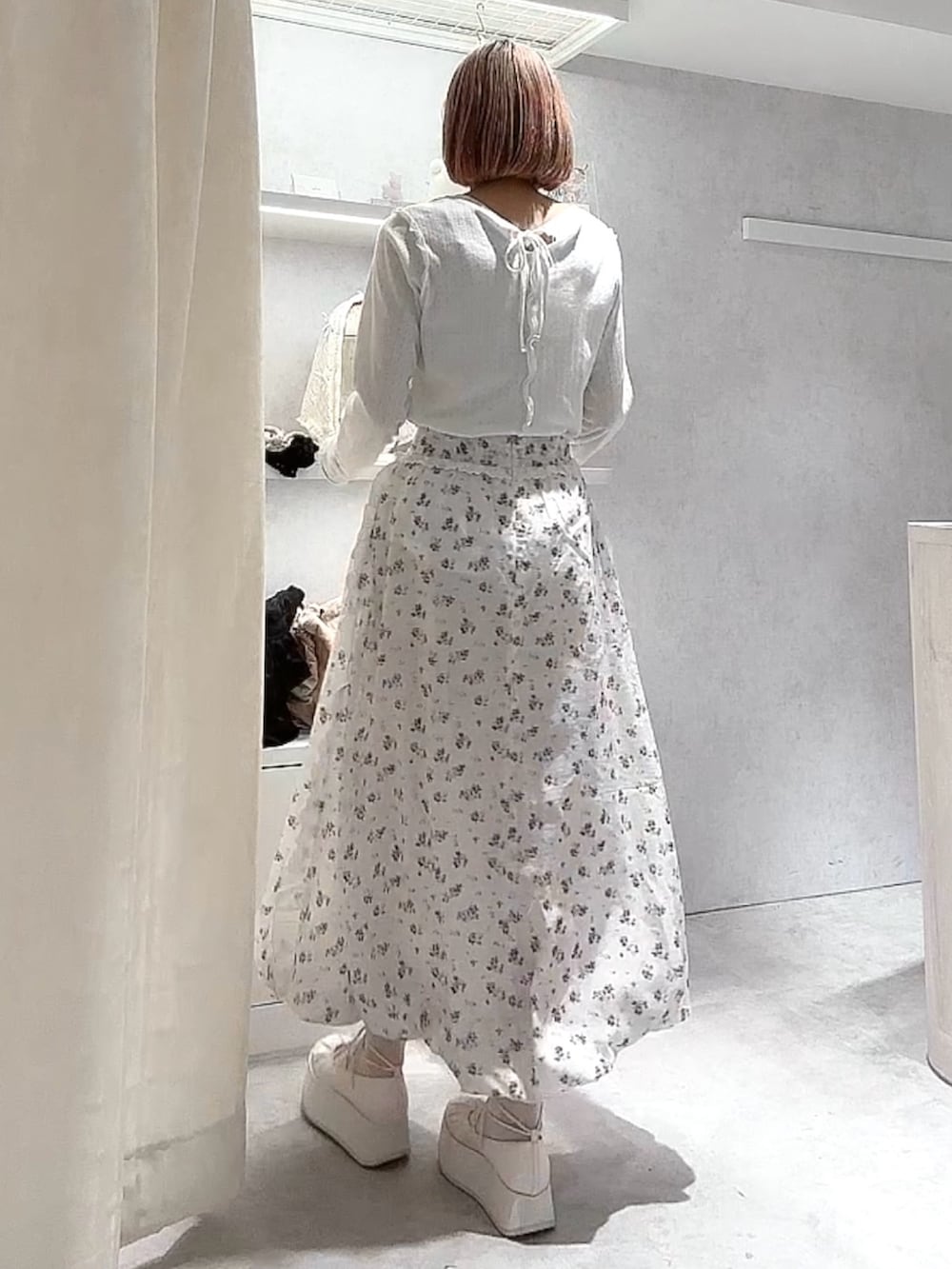 ホワイト系のスカート、ホワイト系のTシャツ/カットソー、ホワイト系のバレエシューズを着用したレディースの春コーディネートの3枚目の写真