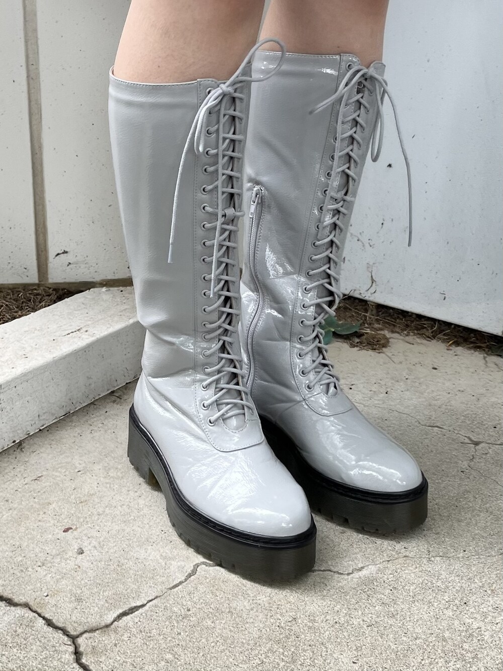 ブルー系のドレスシューズ、ブラック系のスカート、ブルー系のTシャツ/カットソーを着用したレディースの夏コーディネートの3枚目の写真