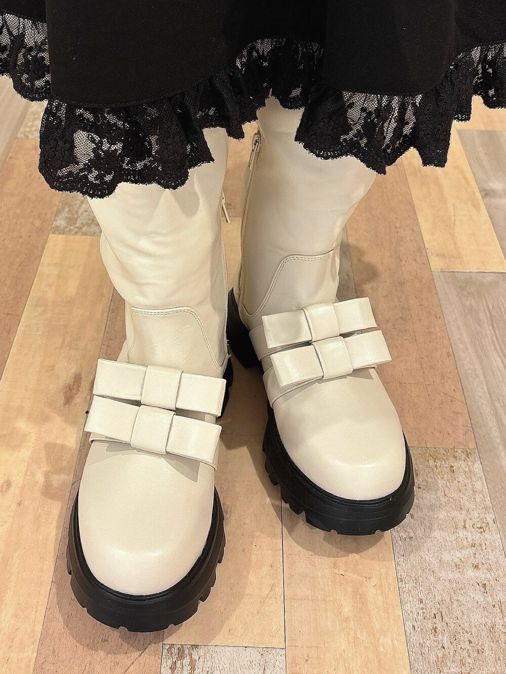 ブルー系のブルゾン、ブルー系のニット/セーター、ブラック系のスカートを着用したレディースの秋コーディネートの5枚目の写真