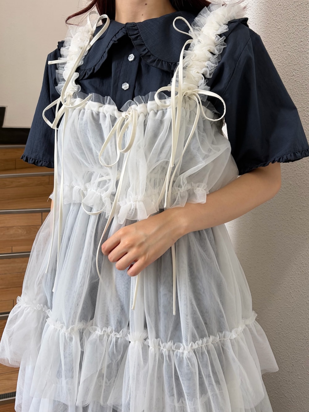ブルー系のワンピース、ホワイト系のワンピース、ベージュ系のショルダーバッグを着用したレディースの夏コーディネートの6枚目の写真