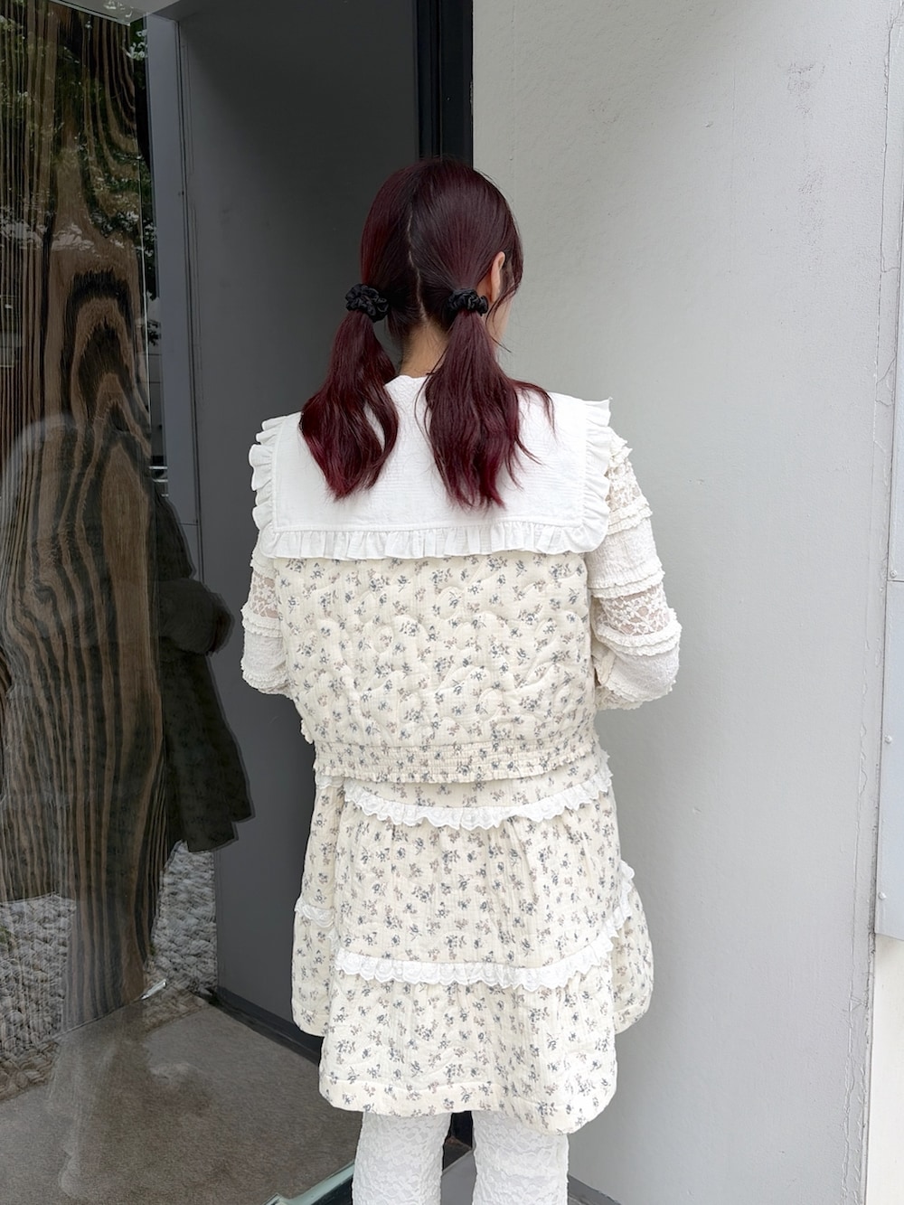 ブルー系のベスト、ホワイト系のTシャツ/カットソー、ブルー系のワンピースを着用したレディースの夏コーディネートの4枚目の写真
