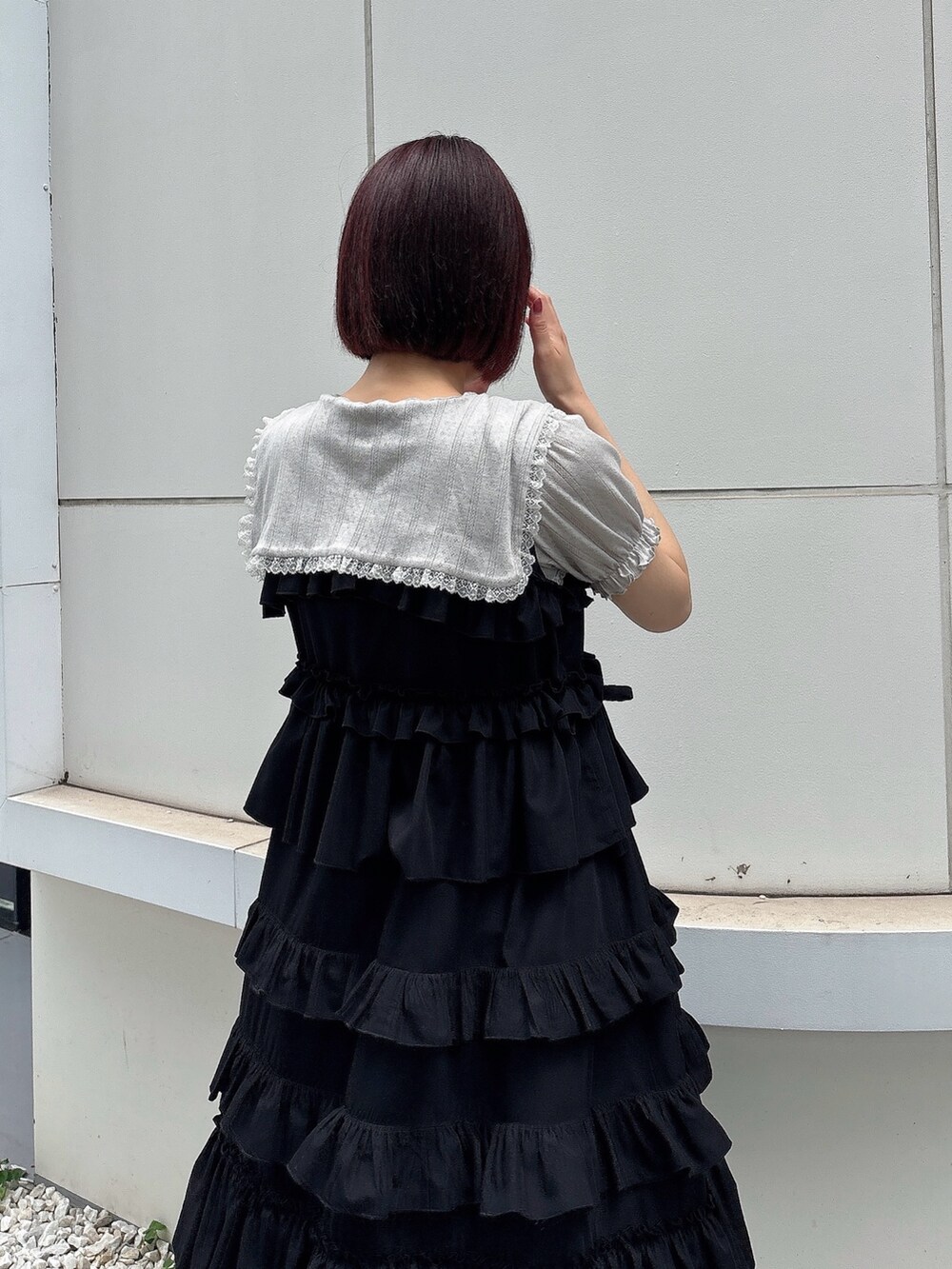 ブラック系のワンピース、グレー系のTシャツ/カットソー、ブラック系のサンダルを着用したレディースの夏コーディネートの4枚目の写真