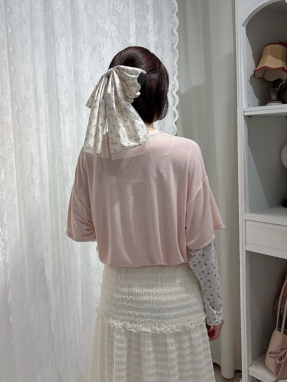 ピンク系のTシャツ/カットソー、ホワイト系のスカート、ピンク系のローファーを着用したレディースの夏コーディネートの4枚目の写真