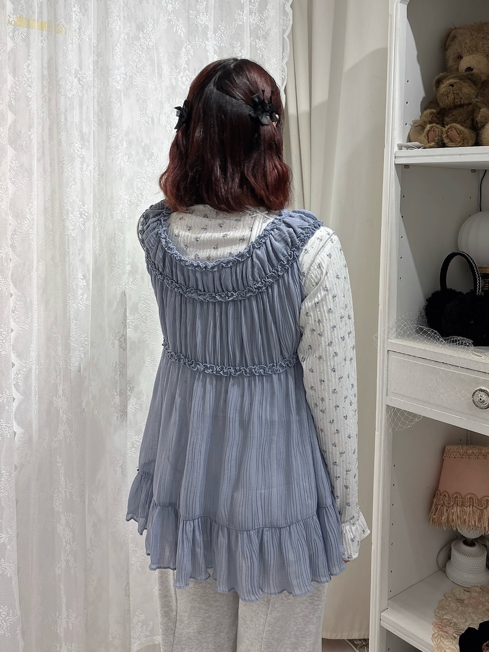 ブルー系のTシャツ/カットソー、ブルー系のチュニック、グレー系のスウェットパンツを着用したレディースの秋コーディネートの4枚目の写真