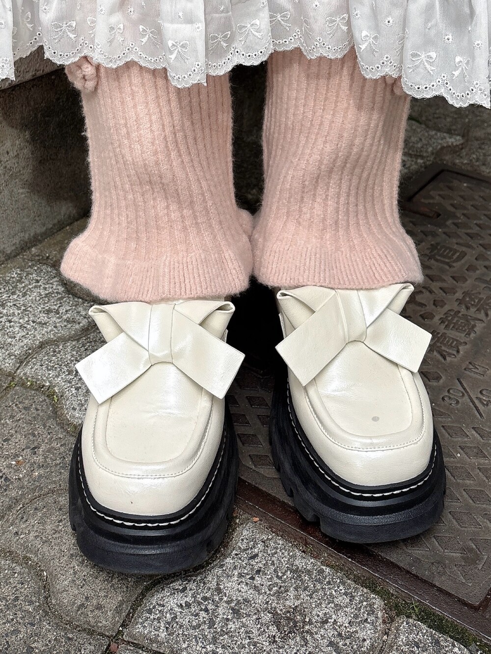 ホワイト系のワンピース、ピンク系のその他パンツ、ホワイト系のローファーを着用したレディースの秋コーディネートの6枚目の写真