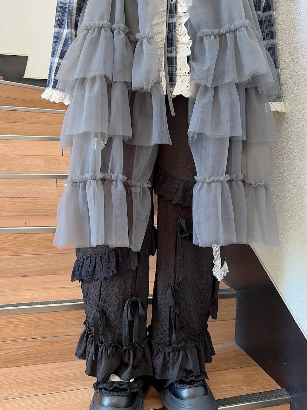 ブルー系のシャツ/ブラウス、グレー系のワンピース、ブラック系のカーゴパンツを着用したレディースの春コーディネートの6枚目の写真