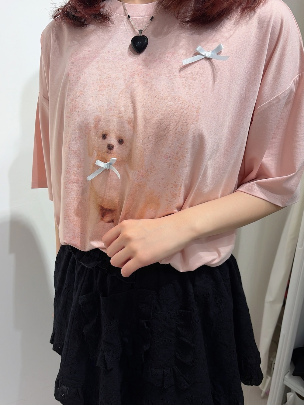 ピンク系のTシャツ/カットソー、ブラック系のスカート、ブラック系のその他パンツを着用したレディースの春コーディネートの5枚目の写真