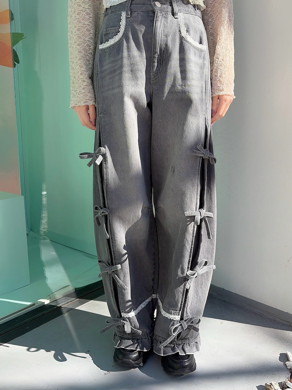 ベージュ系のシャツ/ブラウス、ホワイト系のショルダーバッグ、グレー系のデニムパンツを着用したレディースの冬コーディネートの6枚目の写真