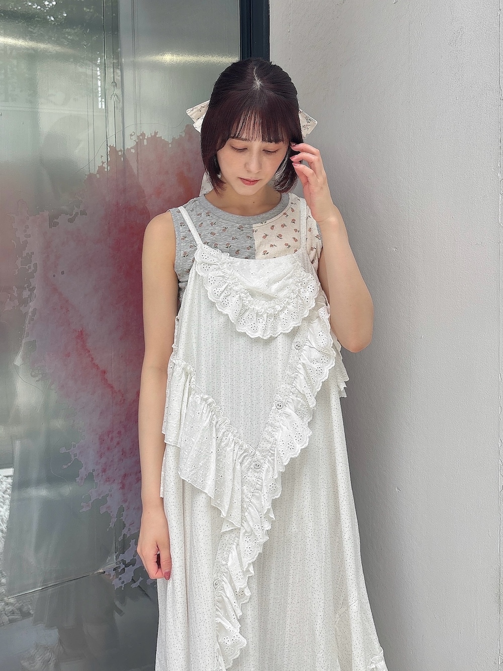 ブルー系のショルダーバッグ、ホワイト系のワンピース、ホワイト系のサンダルを着用したレディースの夏コーディネートの4枚目の写真