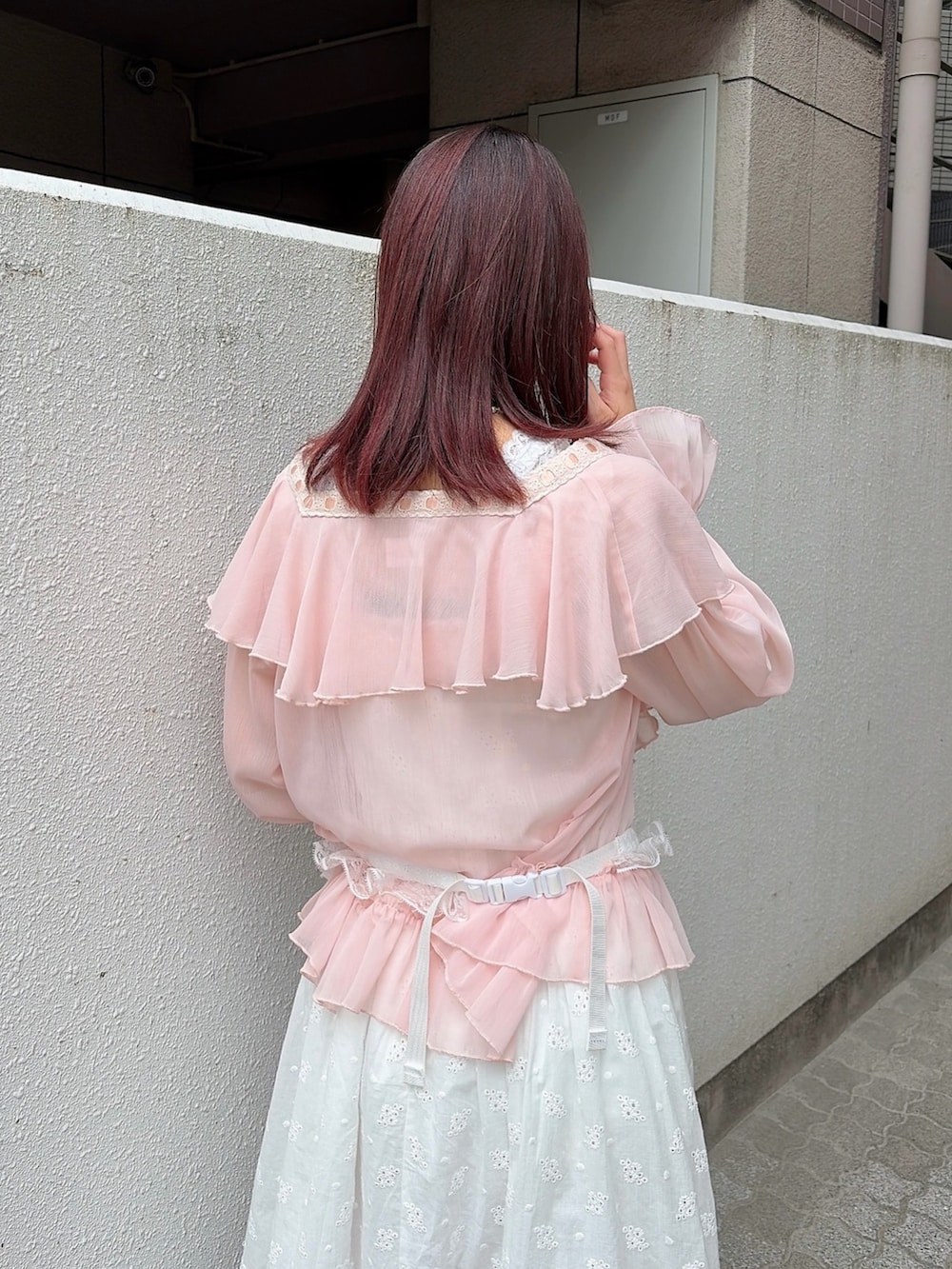 ピンク系のカーディガン/ボレロ、ホワイト系のワンピース、ブラック系のバレエシューズを着用したレディースの春コーディネートの4枚目の写真