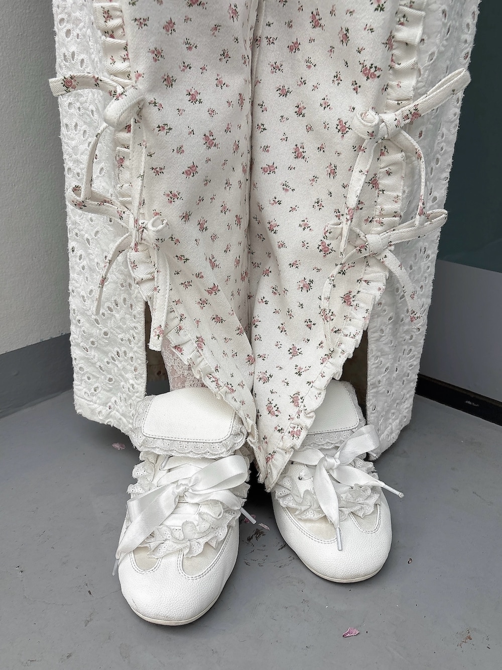 ブラック系のワンピース、ピンク系のTシャツ/カットソー、その他のデニムパンツを着用したレディースの春コーディネートの6枚目の写真