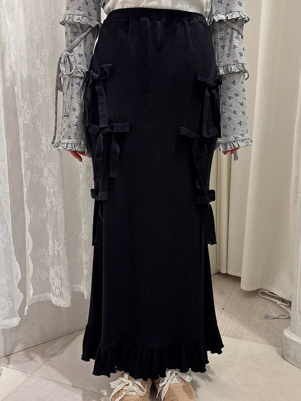ブラック系のスカート、グレー系のカーディガン/ボレロ、ホワイト系のTシャツ/カットソーを着用したレディースの夏コーディネートの6枚目の写真