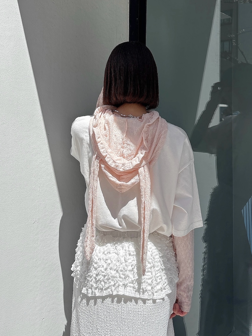 ピンク系のTシャツ/カットソー、ホワイト系のTシャツ/カットソー、ホワイト系のスカートを着用したレディースの春コーディネートの4枚目の写真