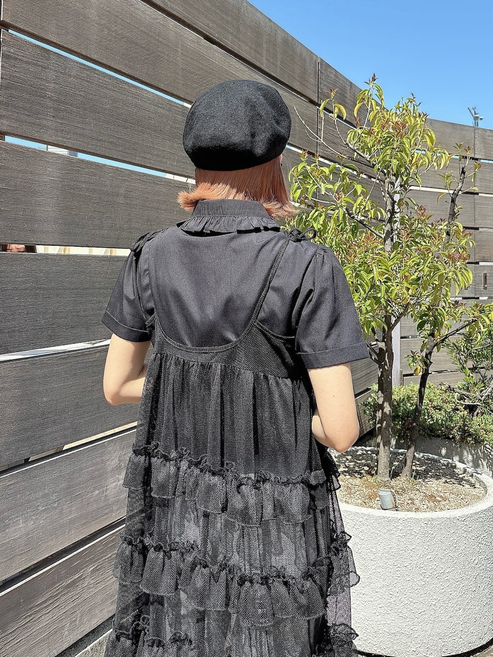 ブラック系のワンピース、ブラック系のシャツ/ブラウス、グレー系のスウェットパンツを着用したレディースの春コーディネートの4枚目の写真