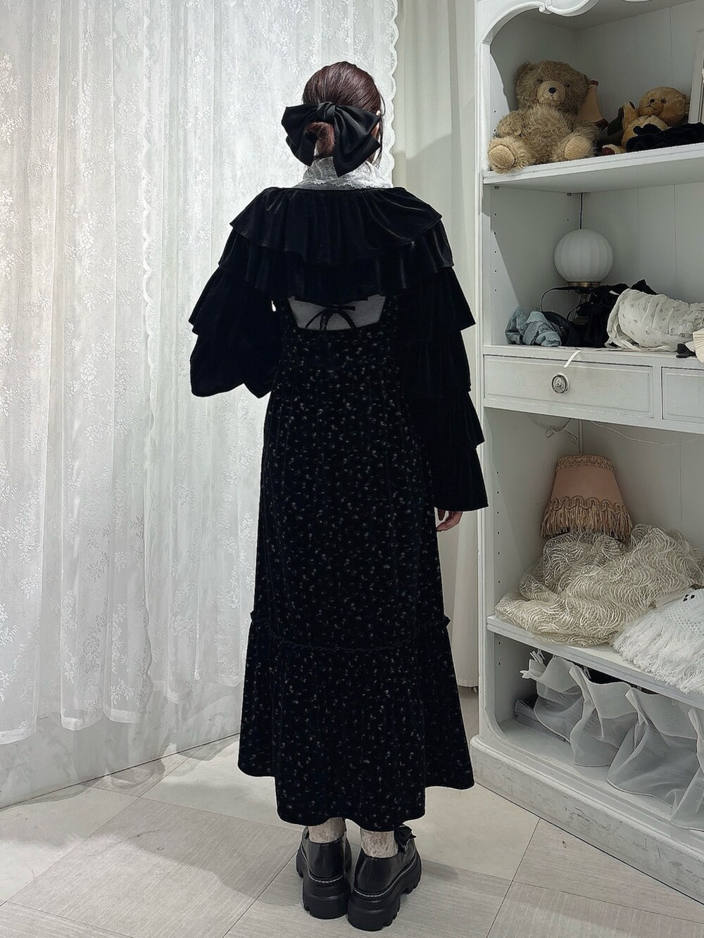 その他のワンピース、ブラック系のカーディガン/ボレロ、グレー系のニット/セーターを着用したレディースの秋コーディネートの2枚目の写真