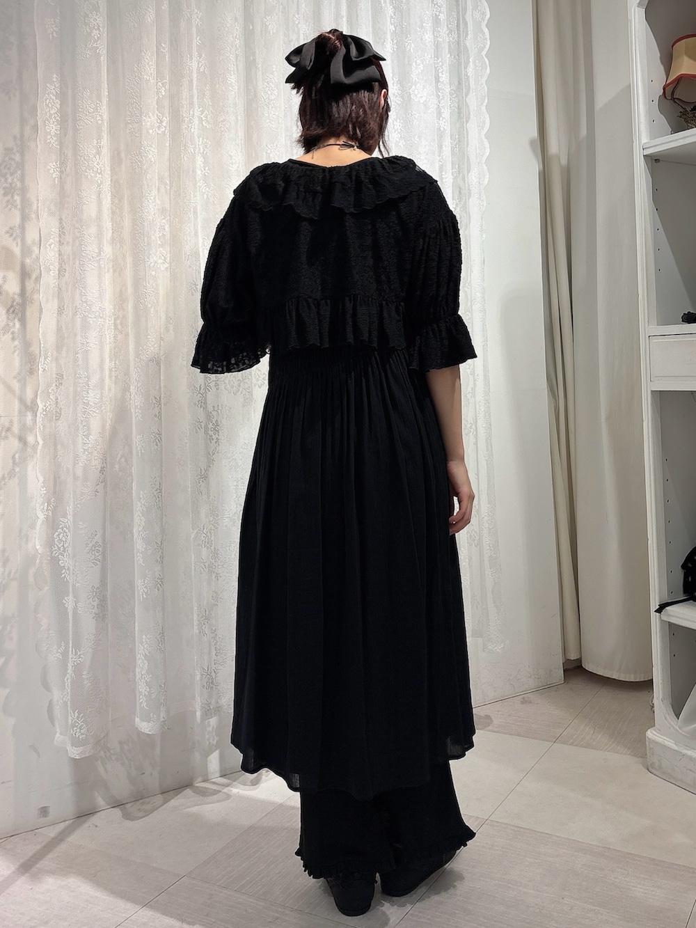 ブラック系のカーディガン/ボレロ、ブラック系のワンピース、ブラック系のスウェットパンツを着用したレディースの春コーディネートの2枚目の写真