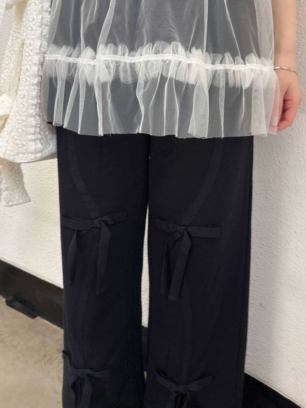 ホワイト系のシャツ/ブラウス、ブラック系のスウェットパンツ、ブラック系のサンダルを着用したレディースの春コーディネートの6枚目の写真