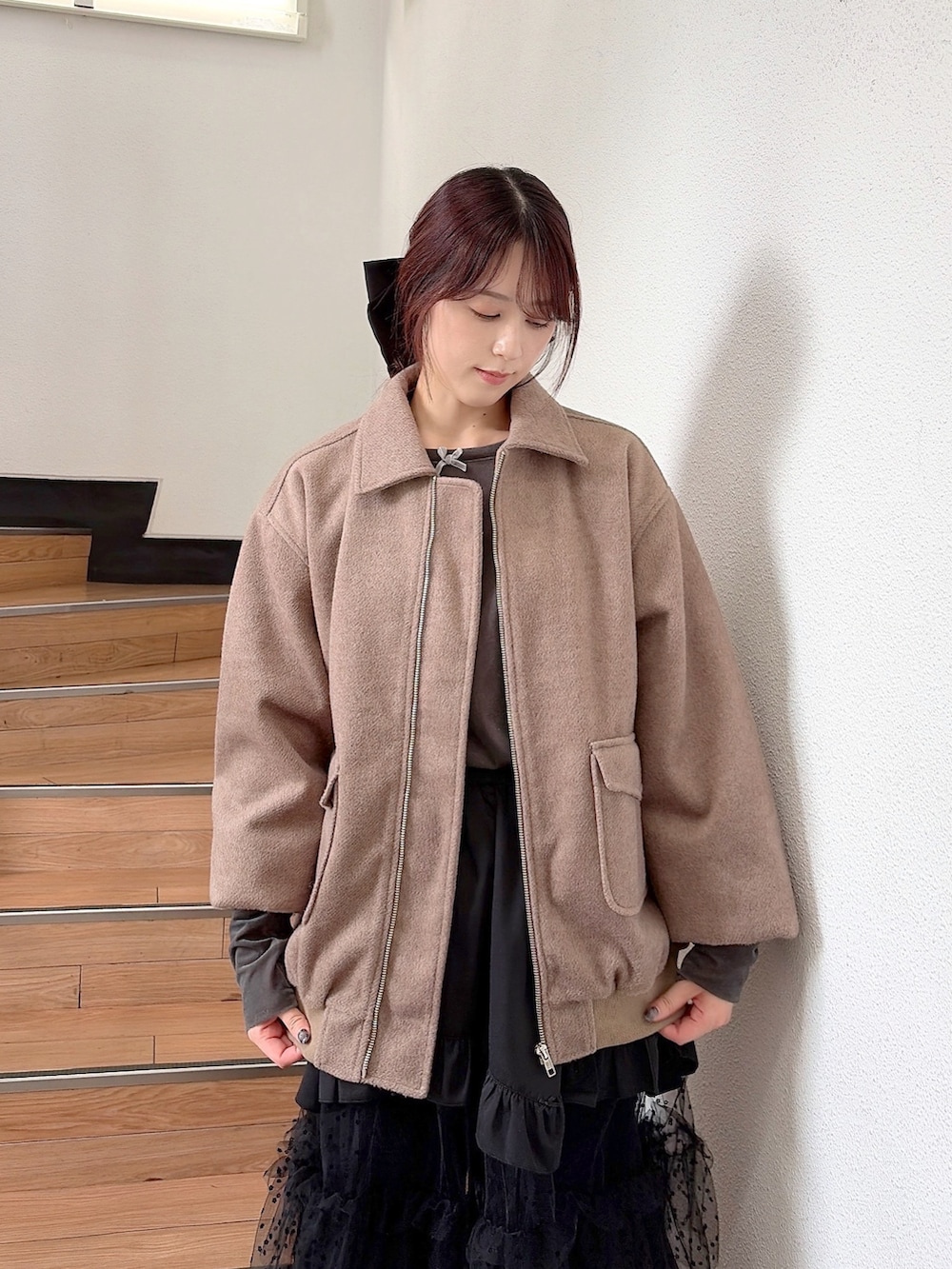 ベージュ系のその他アウター、グレー系のTシャツ/カットソー、グリーン系のショルダーバッグを着用したレディースの秋コーディネートの4枚目の写真