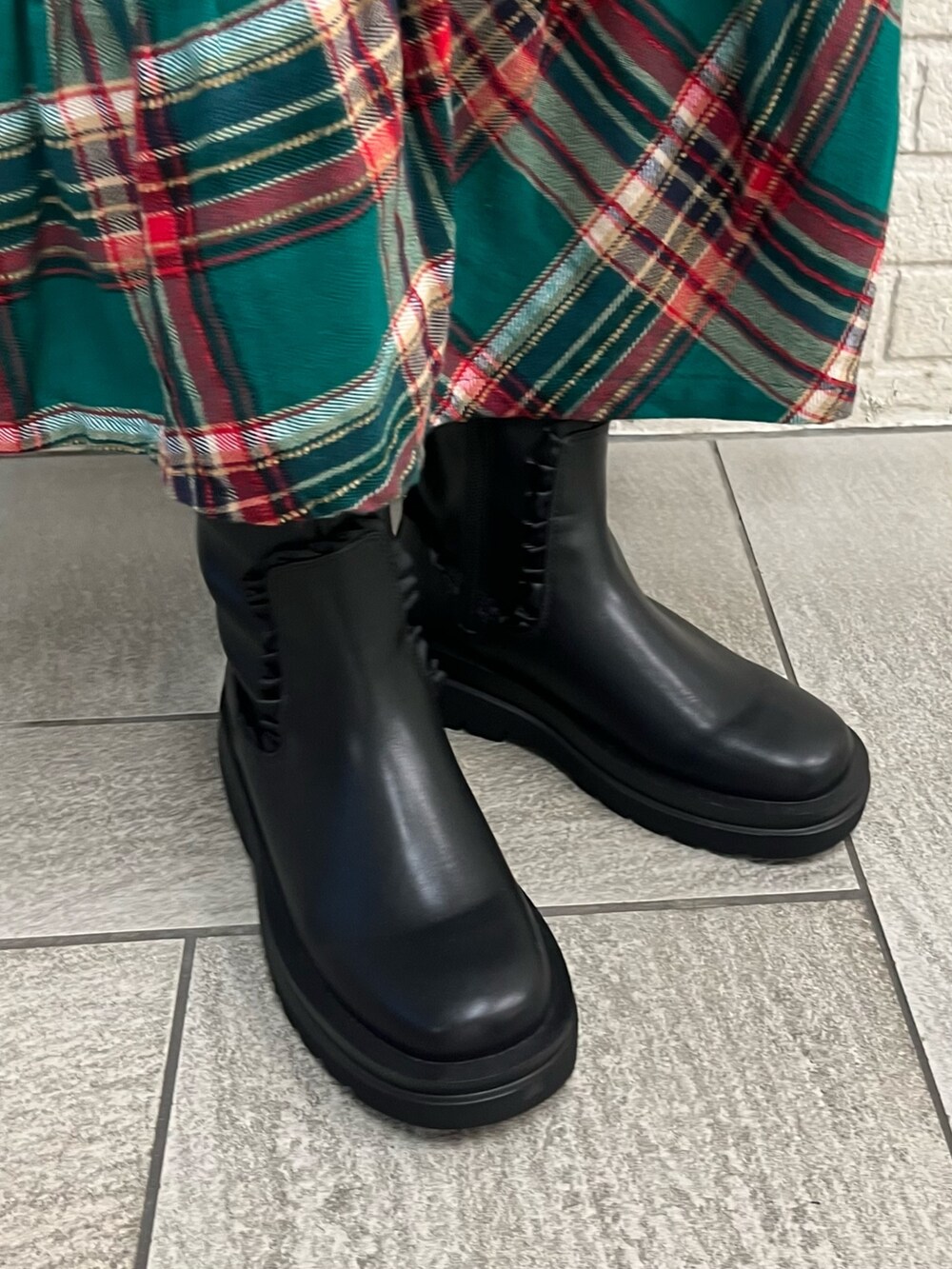 ブラック系のブーツ、ブラック系のシャツ/ブラウス、ブラック系のカーディガン/ボレロを着用したレディースの冬コーディネートの3枚目の写真