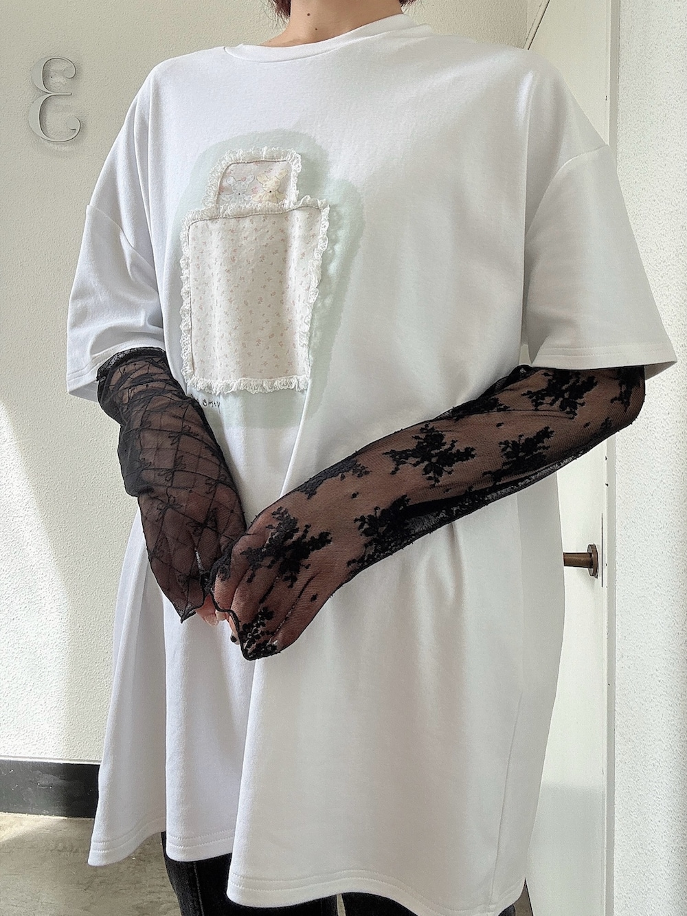 ホワイト系のTシャツ/カットソー、ブラック系のTシャツ/カットソー、ブラック系のデニムパンツを着用したレディースの夏コーディネートの5枚目の写真