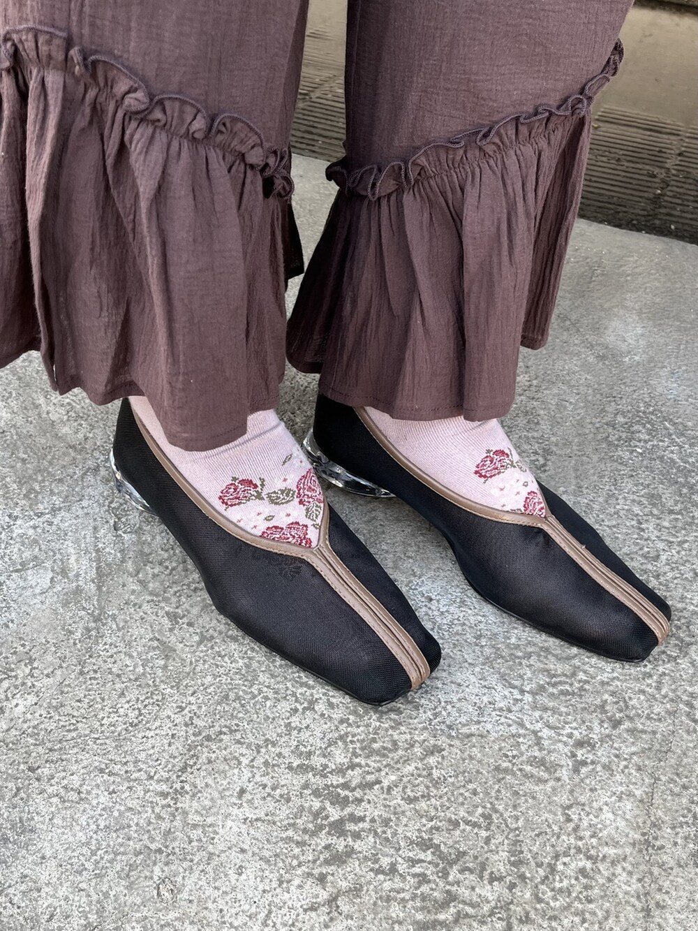 ブラック系のパンプス、ブルー系のトートバッグ、ブルー系のTシャツ/カットソーを着用したレディースの春コーディネートの3枚目の写真