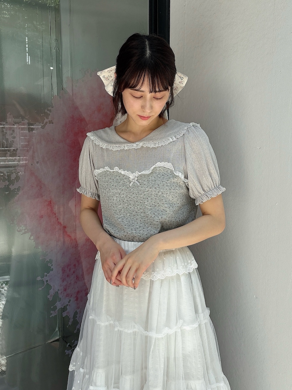 グレー系のTシャツ/カットソー、ホワイト系のスカート、ホワイト系のスカートを着用したレディースの春コーディネートの3枚目の写真
