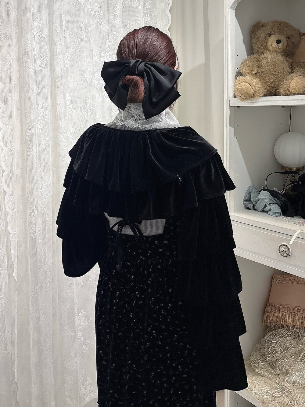 その他のワンピース、ブラック系のカーディガン/ボレロ、グレー系のニット/セーターを着用したレディースの秋コーディネートの4枚目の写真