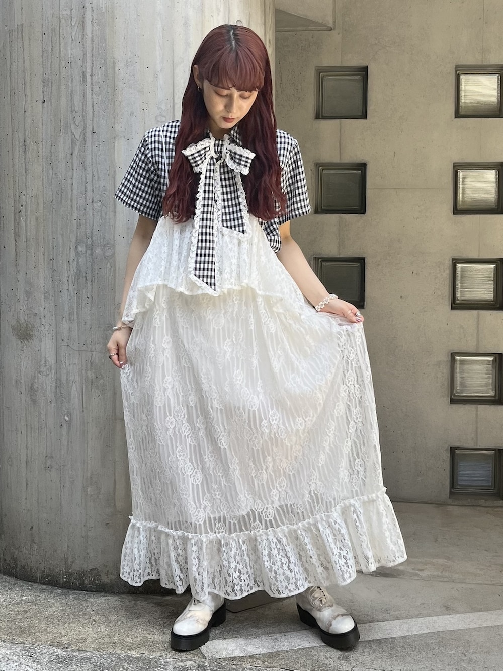 ホワイト系のスカート、ホワイト系のドレスシューズ、ブラック系のシャツ/ブラウスを着用したレディースの夏コーディネートの2枚目の写真