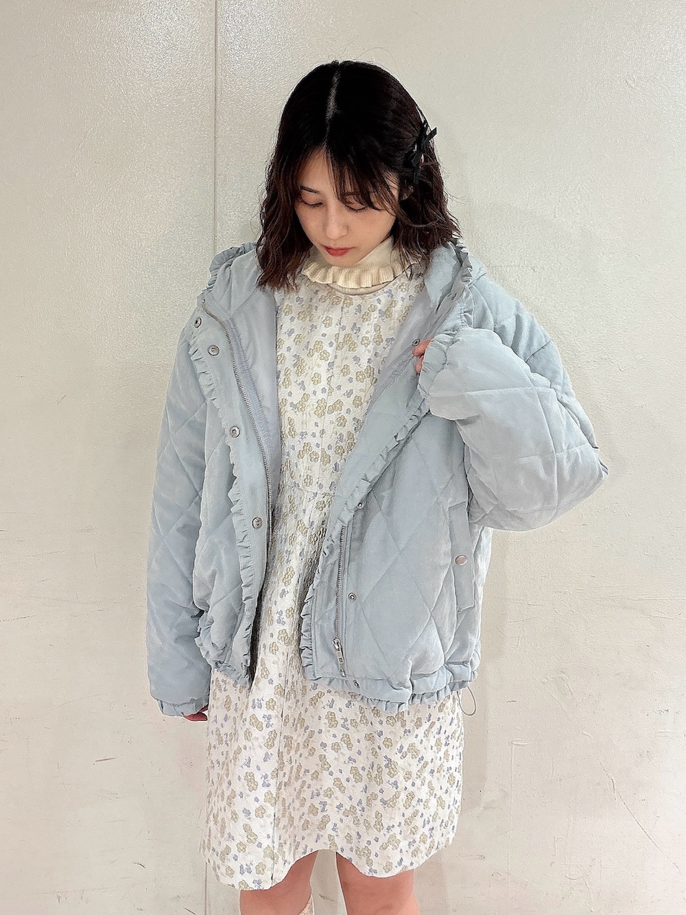 ホワイト系のワンピース、ホワイト系のローファー、ブルー系のダウンジャケット/コートを着用したレディースの冬コーディネートの3枚目の写真