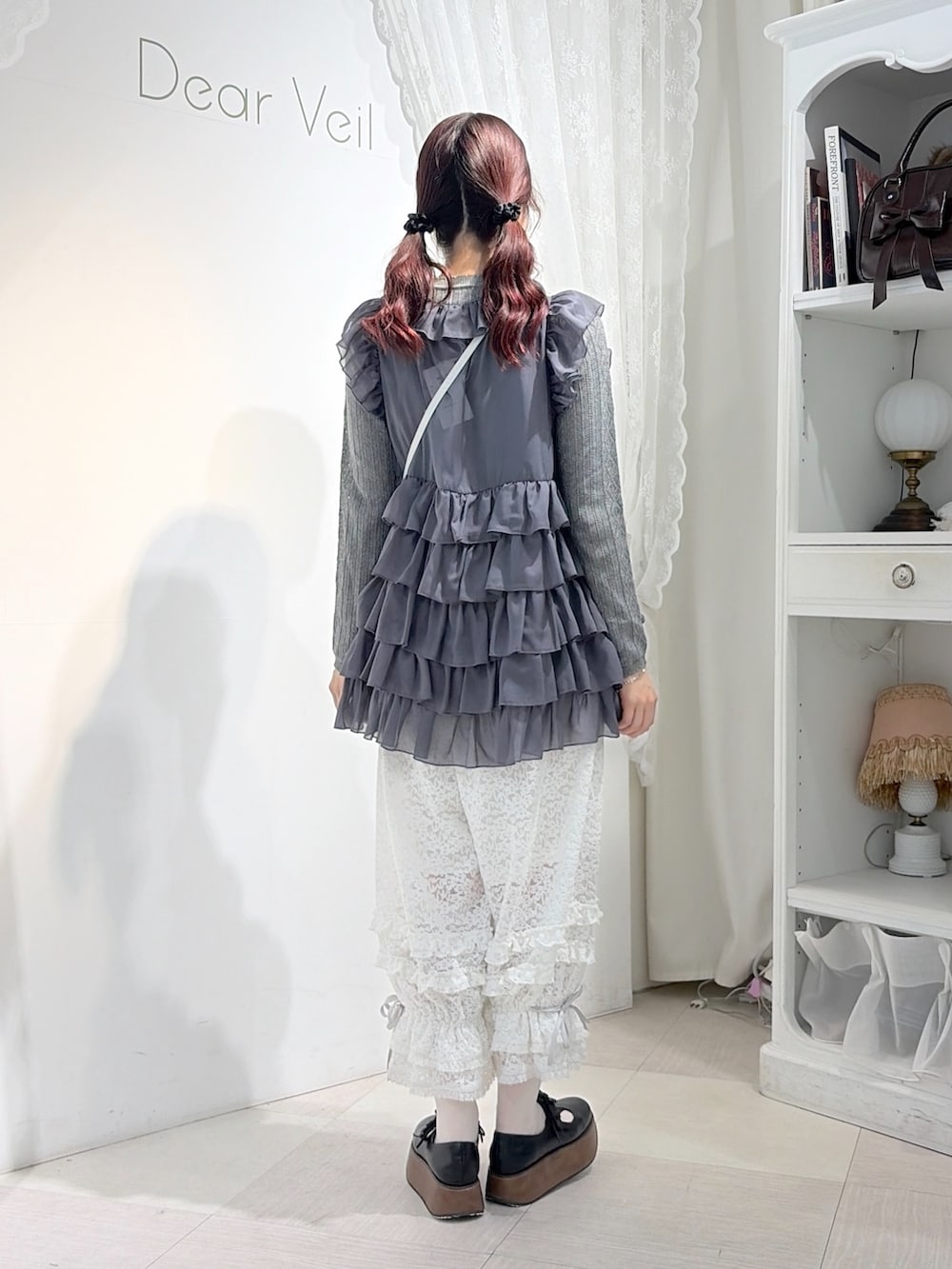 ホワイト系のその他パンツ、グレー系のニット/セーター、グレー系のシャツ/ブラウスを着用したレディースの夏コーディネートの2枚目の写真