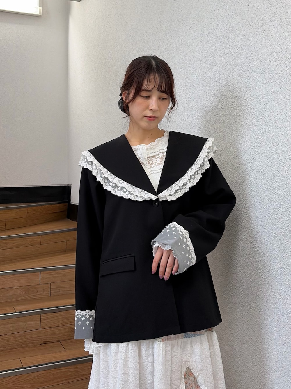 ピンク系のスカート、ブラック系のスニーカー、ブラック系のショルダーバッグを着用したレディースの夏コーディネートの3枚目の写真