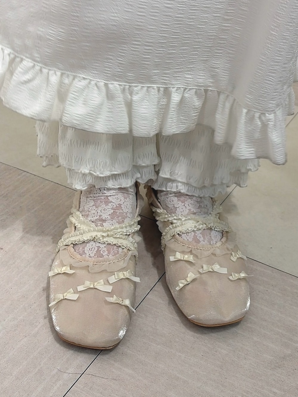 ホワイト系のワンピース、ホワイト系のバレエシューズを着用したレディースの春コーディネートの6枚目の写真