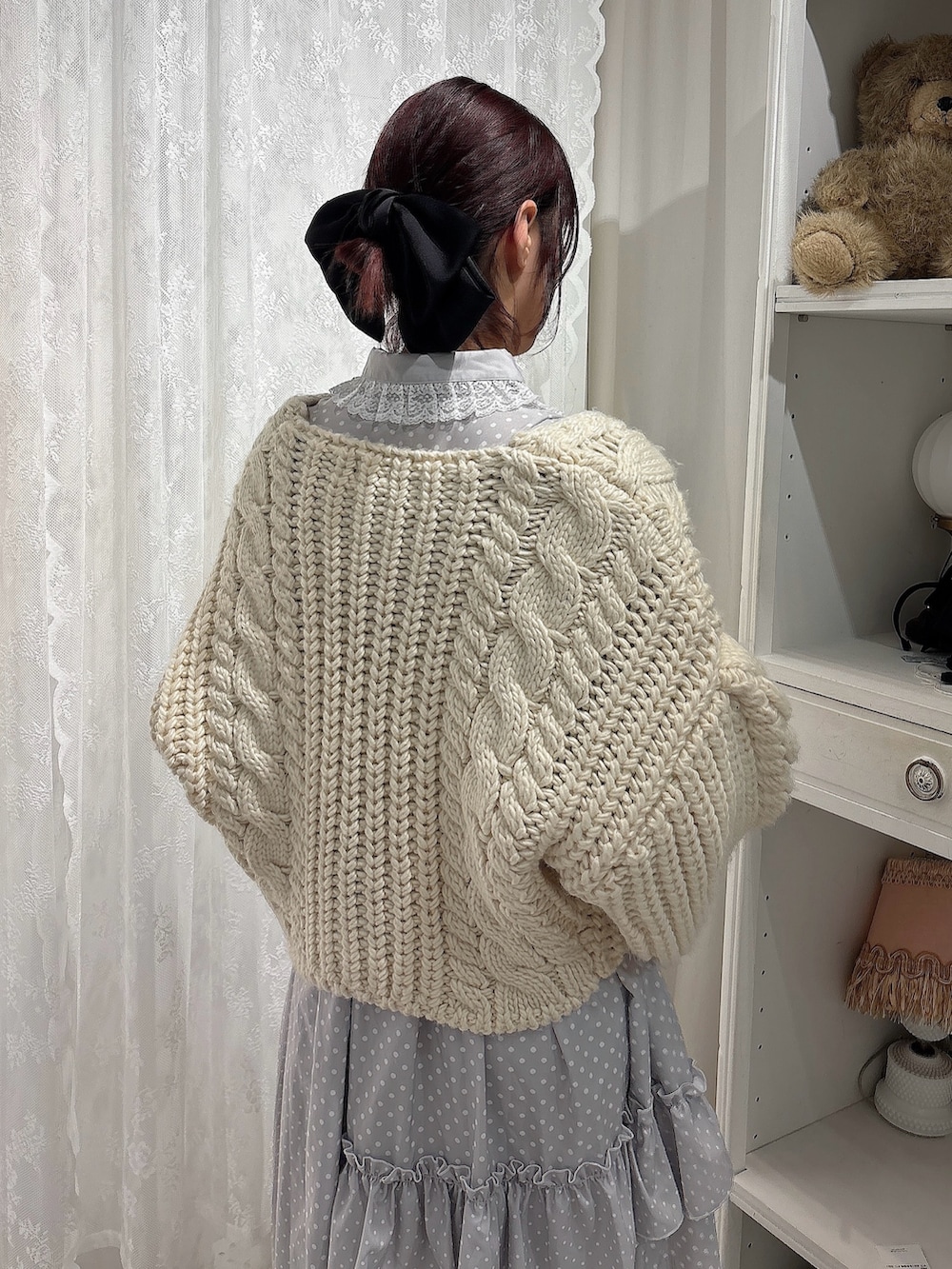 ホワイト系のカーディガン/ボレロ、グレー系のワンピース、ピンク系のスニーカーを着用したレディースの秋コーディネートの4枚目の写真