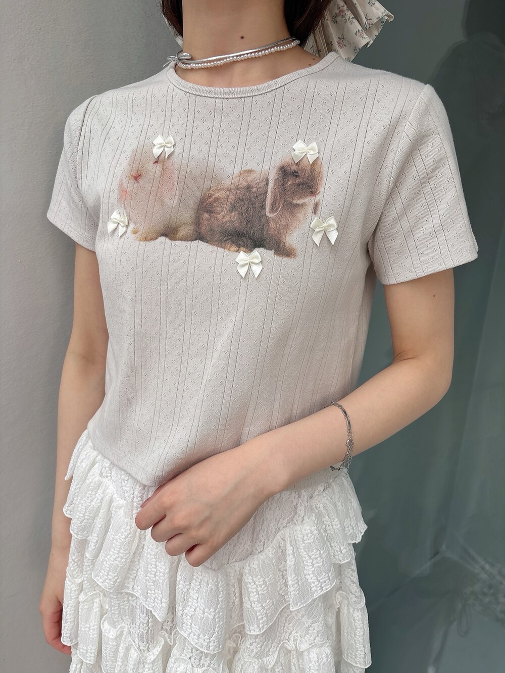 グレー系のTシャツ/カットソー、ホワイト系のスカート、ピンク系のスウェットパンツを着用したレディースの春コーディネートの5枚目の写真
