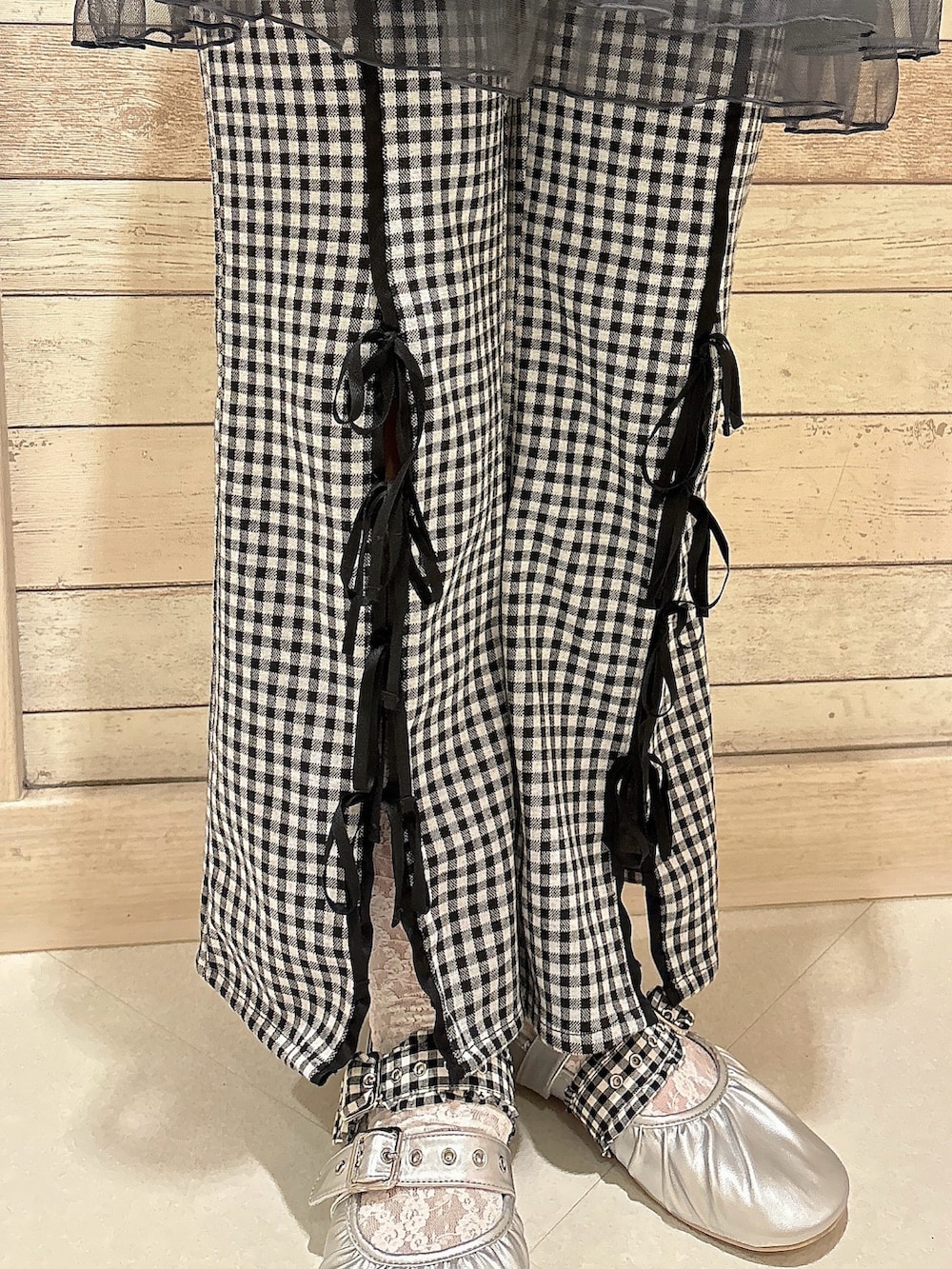 グレー系のワンピース、ホワイト系のTシャツ/カットソー、ブラック系のスラックスを着用したレディースの夏コーディネートの6枚目の写真