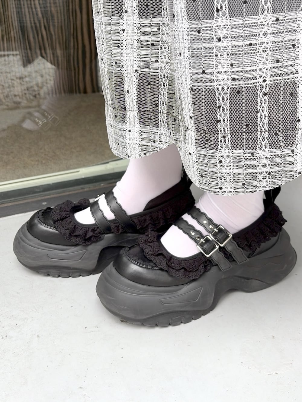 ブラック系のワンピース、ブラック系のTシャツ/カットソー、ブラック系のスニーカーを着用したレディースの夏コーディネートの7枚目の写真
