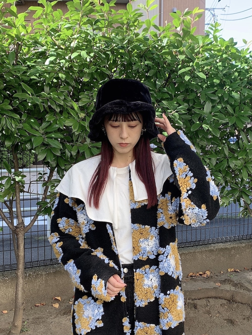 その他のその他アウター、ブラック系のデニムパンツ、ブルー系のブーツを着用したレディースの秋コーディネートの2枚目の写真