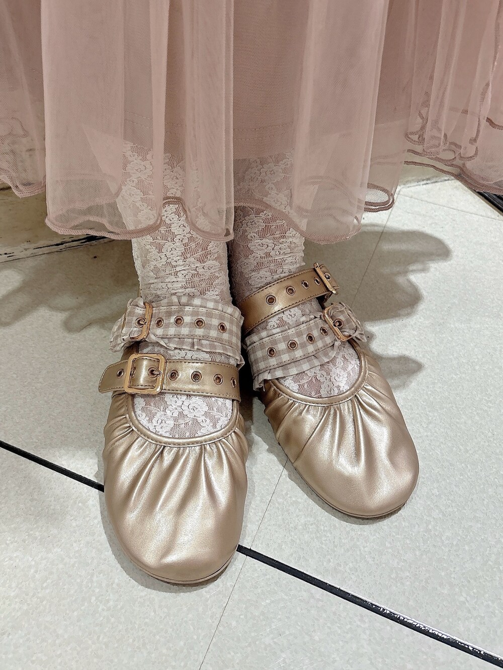 ホワイト系のTシャツ/カットソー、グレー系のカーディガン/ボレロ、ピンク系のスカートを着用したレディースの秋コーディネートの7枚目の写真