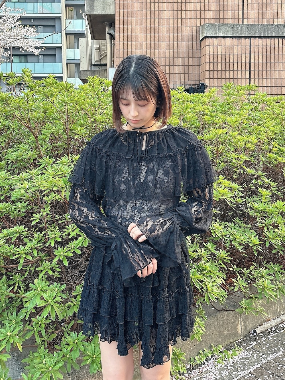 「レイヤードスタイル、大人ガーリー、ガーリーコーデ、バレエコア、レースボレロ、ボレロカーデ、チュールトップス、シアーT、レーススカート、ミニスカート、ヘムスカート、厚底シューズ、厚底サンダル」｜「merry jennyのレースフレアボレロ（カーディガン/ボレロ、ブラック系）」を使った、nanakaさん（骨格ウェーブ・レディース・163cm）の春コーディネートの3枚目の写真