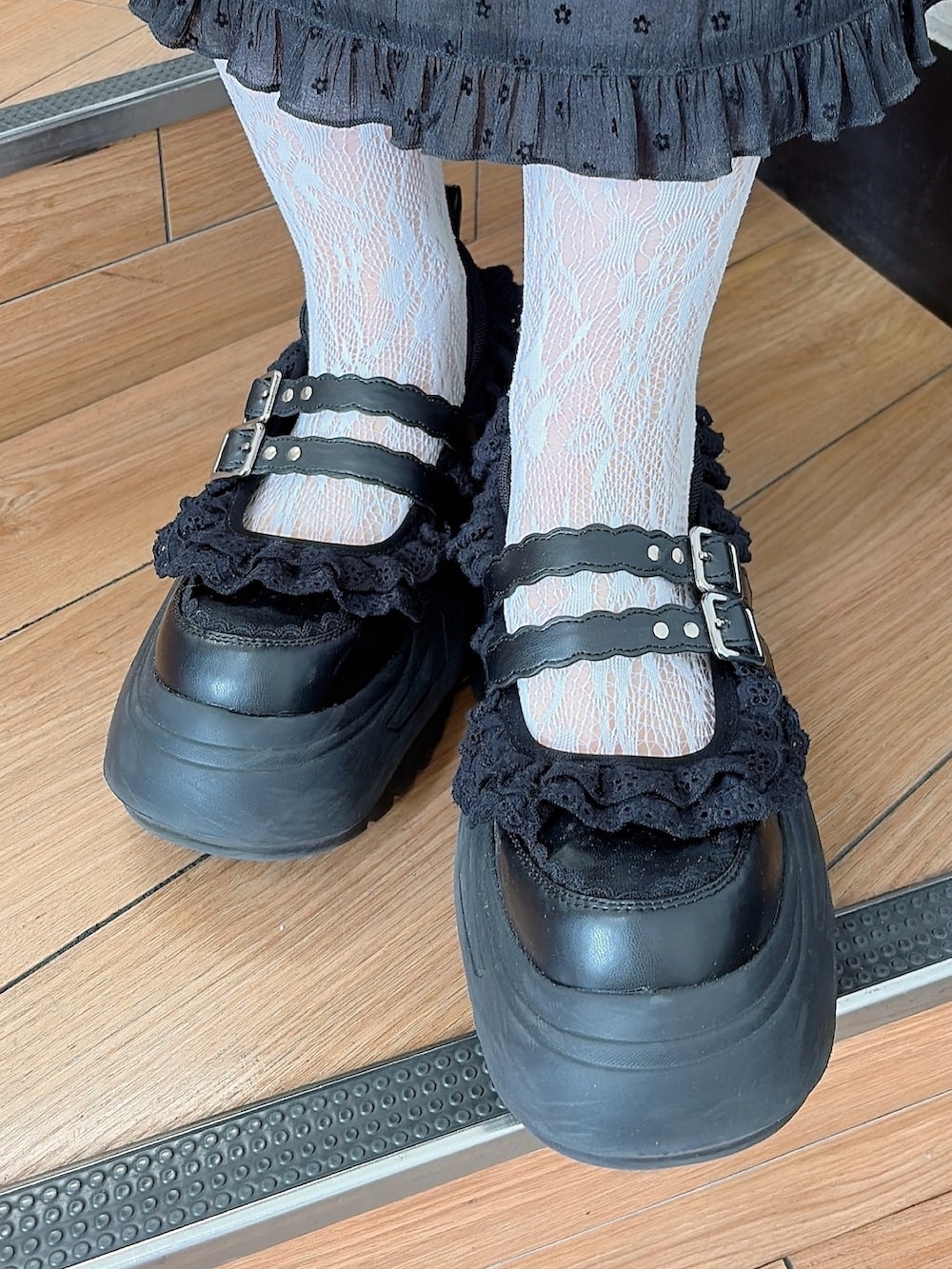 ブラック系のワンピース、ブラック系のスニーカー、ブラック系のカチューシャを着用したレディースの春コーディネートの6枚目の写真