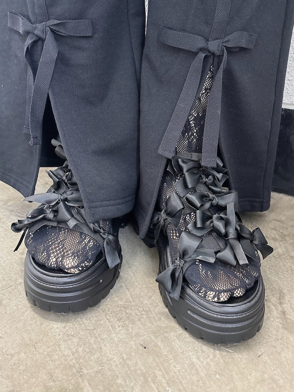 ホワイト系のシャツ/ブラウス、ブラック系のスウェットパンツ、ブラック系のサンダルを着用したレディースの春コーディネートの8枚目の写真