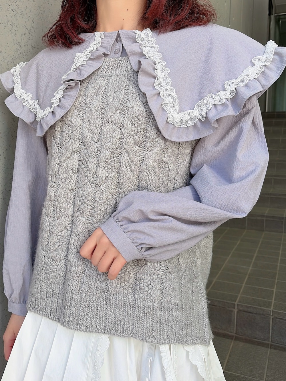 グレー系のシャツ/ブラウス、ホワイト系のスカート、ホワイト系のスニーカーを着用したレディースの冬コーディネートの5枚目の写真