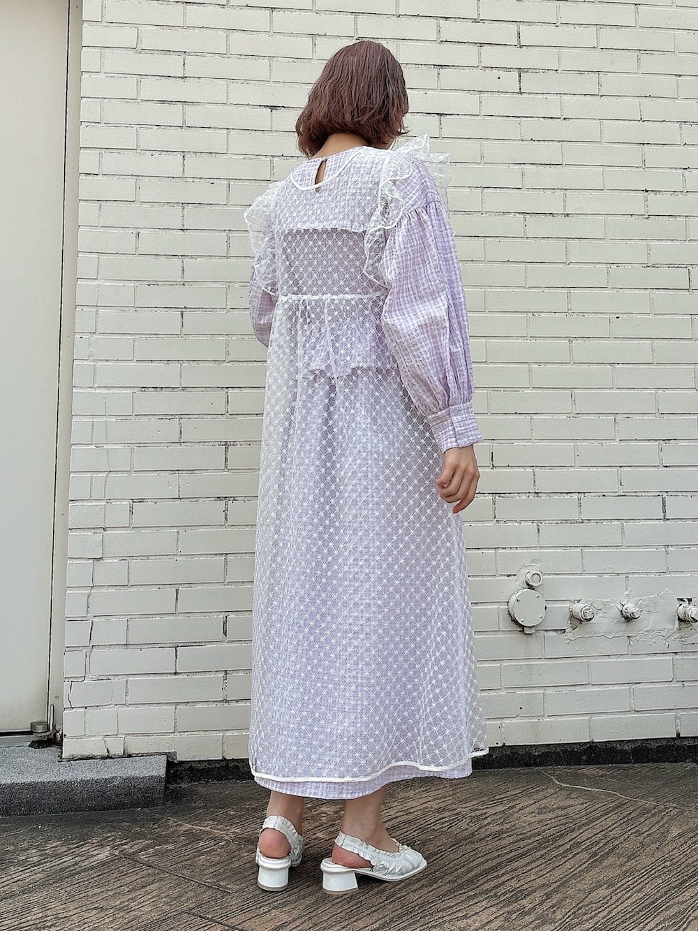 ホワイト系のワンピース、パープル系のワンピース、ホワイト系のパンプスを着用したレディースの春コーディネートの2枚目の写真