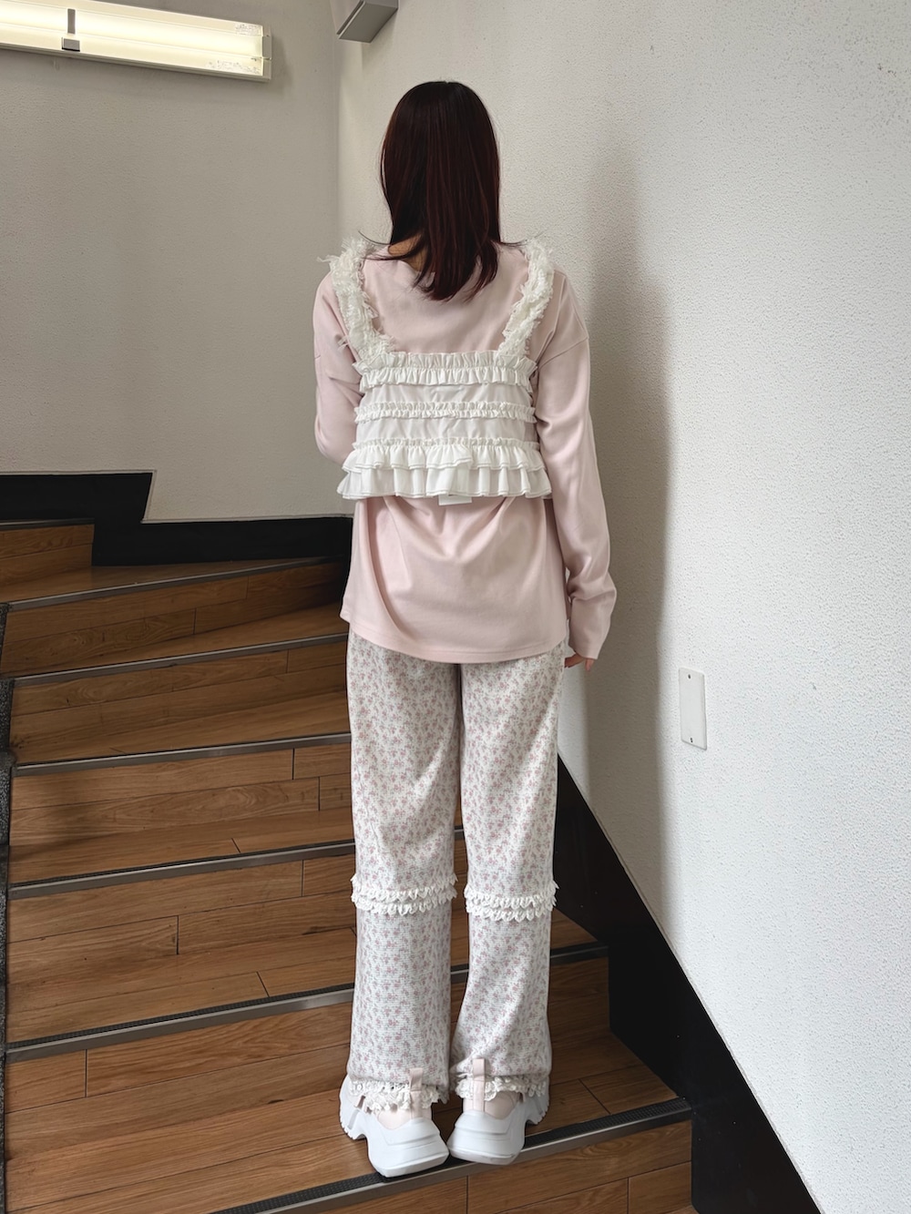 ピンク系のTシャツ/カットソー、ホワイト系のキャミソール、ピンク系のカーゴパンツを着用したレディースの夏コーディネートの2枚目の写真