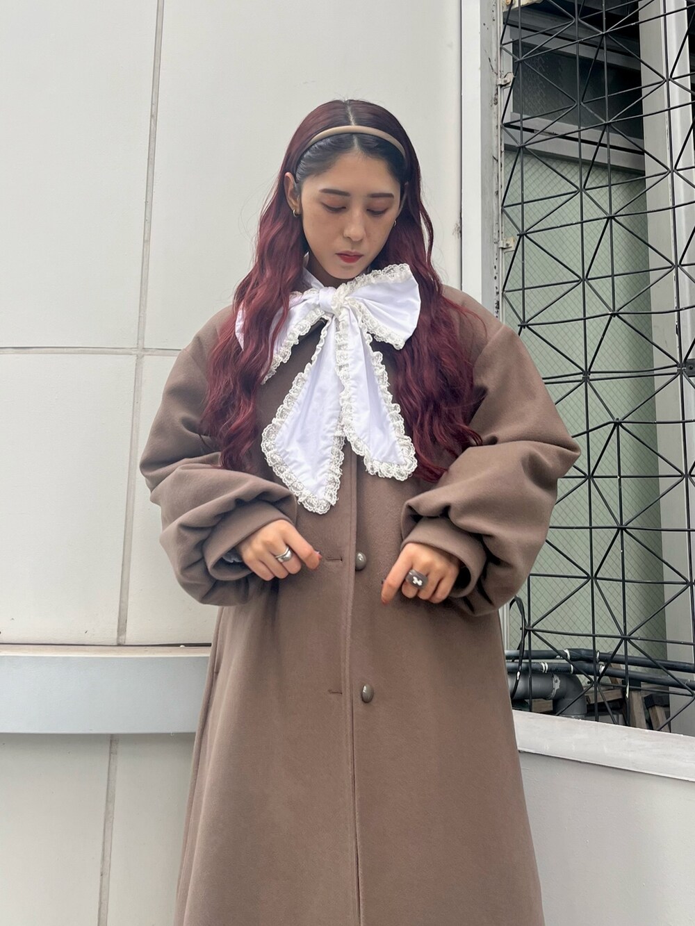 ブラウン系のその他アウター、ホワイト系のワンピース、ホワイト系のパンプスを着用したレディースの秋コーディネートの2枚目の写真