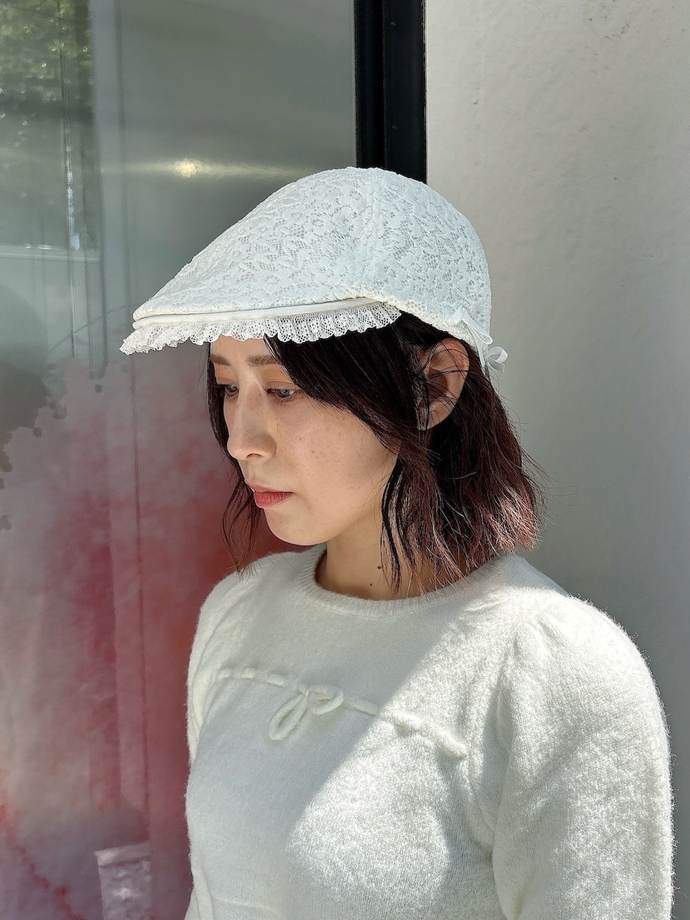 ホワイト系のニット/セーター、ブラック系のスカート、グレー系のその他パンツを着用したレディースの夏コーディネートの8枚目の写真