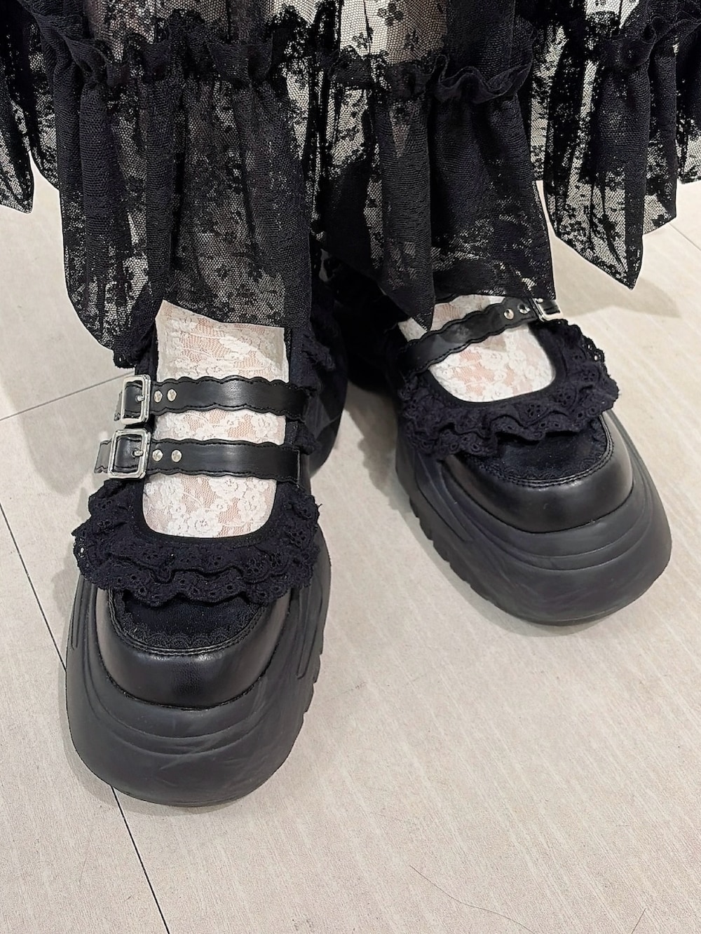 ブルー系のTシャツ/カットソー、ブルー系のシャツ/ブラウス、ブラック系のスカートを着用したレディースの春コーディネートの7枚目の写真