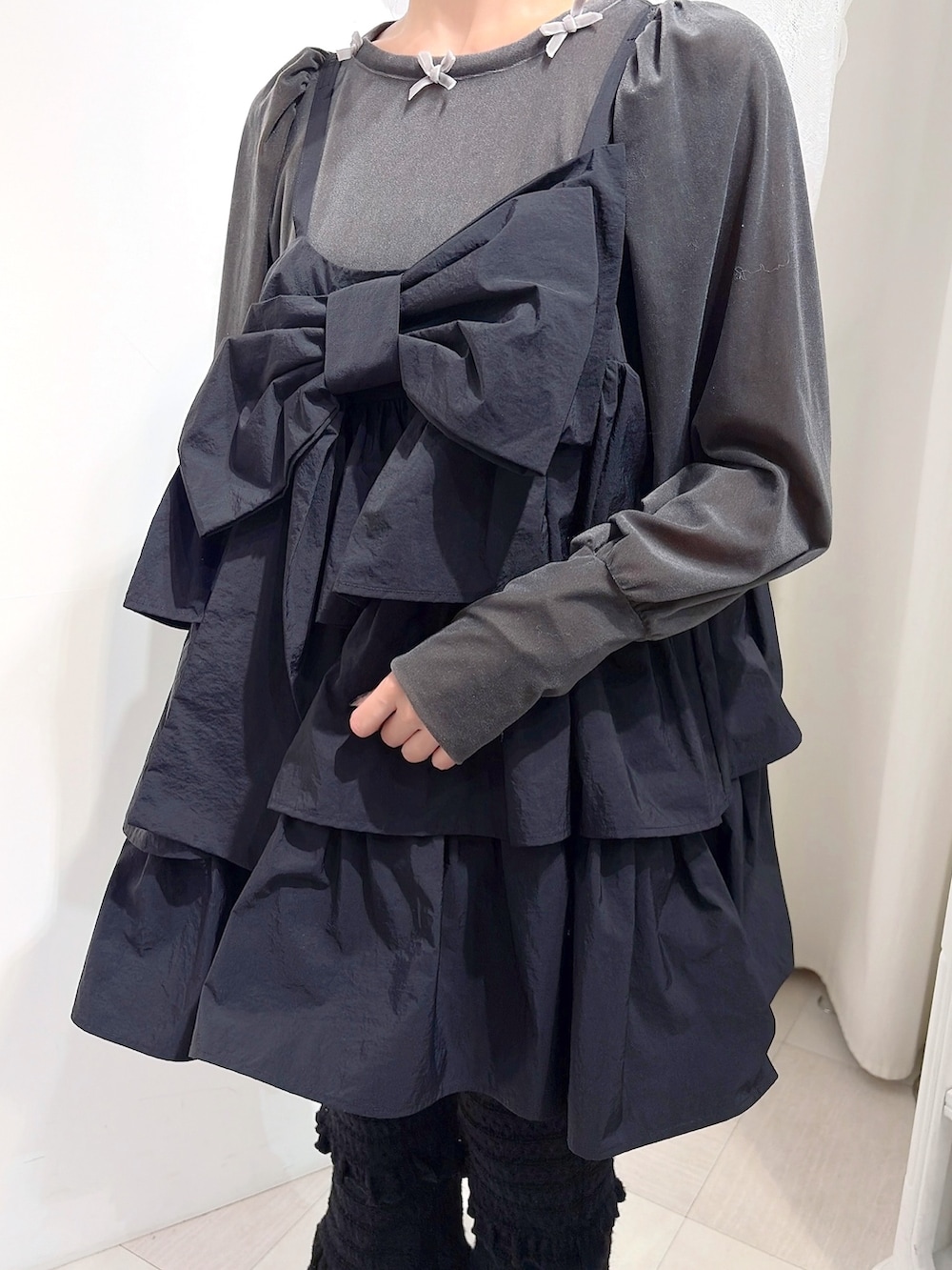グレー系のTシャツ/カットソー、ブラック系のワンピース、ブラック系のその他パンツを着用したレディースの秋コーディネートの6枚目の写真