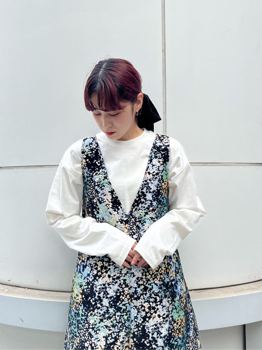 ホワイト系のTシャツ/カットソー、ブラック系のローファー、ホワイト系のボストンバッグを着用したレディースの夏コーディネートの2枚目の写真