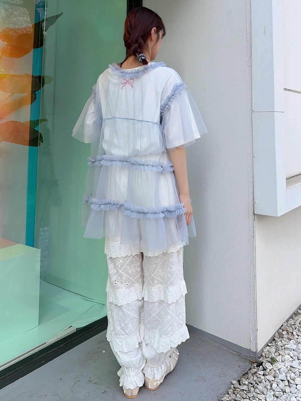 ホワイト系のTシャツ/カットソー、ブルー系のチュニック、ホワイト系のその他パンツを着用したレディースの春コーディネートの2枚目の写真